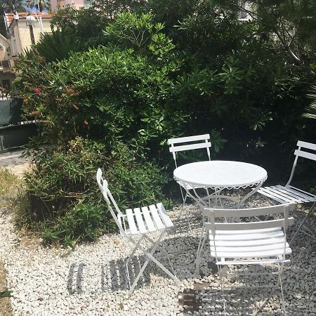 니스 Cozy House With Parking And Garden 아파트 외부 사진