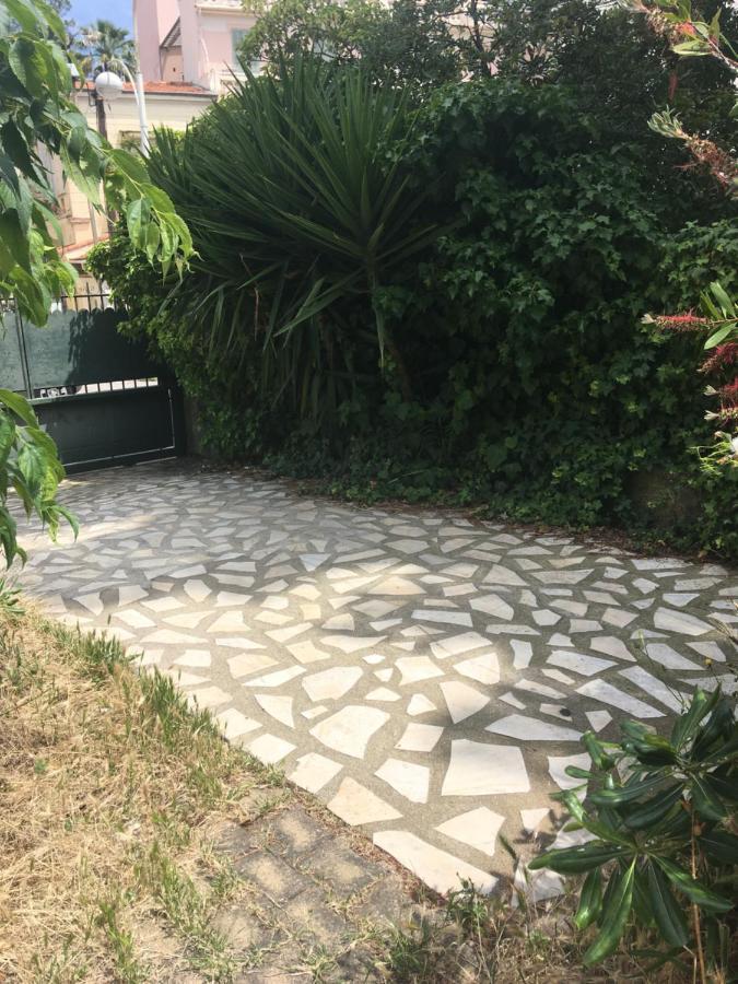 니스 Cozy House With Parking And Garden 아파트 외부 사진